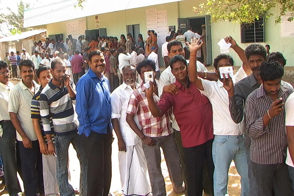 Voters_in_queue_at_a_polling_booth_to_cast_their_vote_in_the_Tamil_Nadu_Assembly_Election,_at_Chengalpattu_constituency_on_April_13,_2011