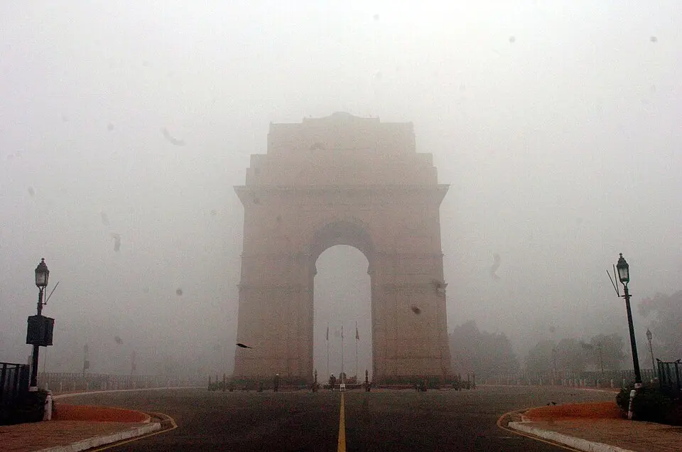 A_view_India_Gate_in_Low_Visibility,_as_the_fog_returned_after_a_gap_of_a_few_days_in_New_Delhi_on_January_03,_2005