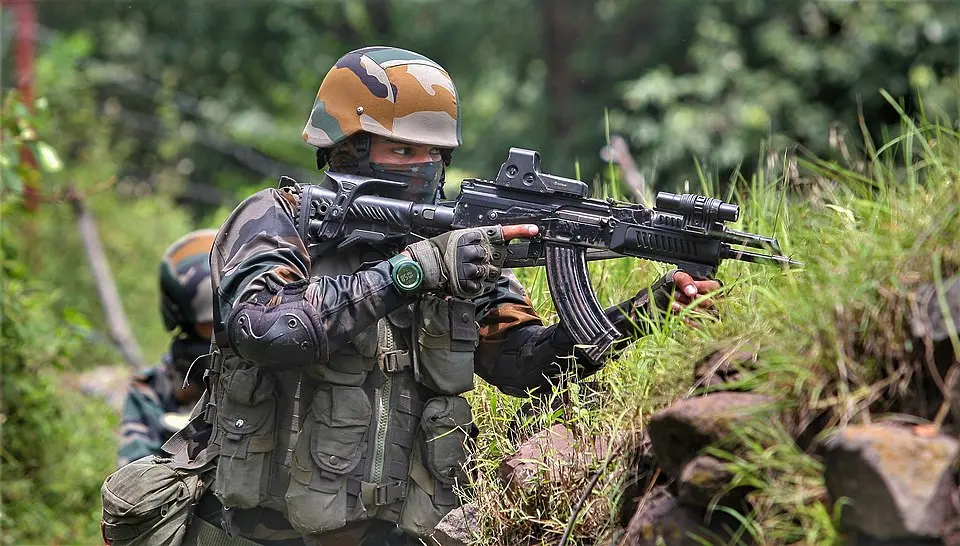 Indian_Army_personnel_with_a_Mod._Ak_rifle